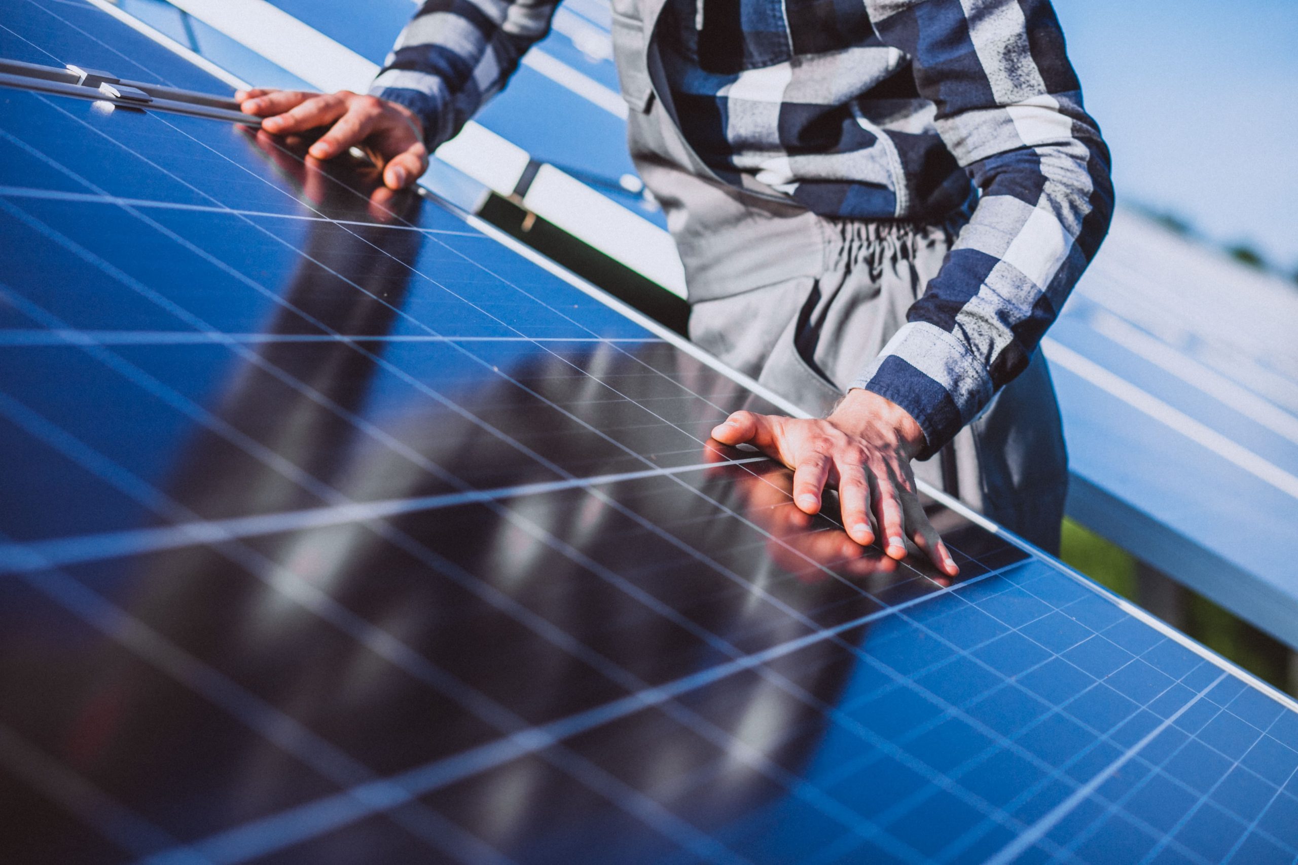 hombre trabajador campo junto paneles solares scaled Home